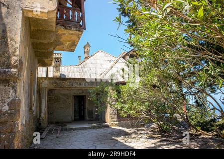 Profitis Elias Hill, Rhodos, Griechenland-20JUN2023-verlassene Villa de Vecchi auf der griechischen Insel Rhodos, Ferienhaus des italienischen Benito Mussolini. Stockfoto