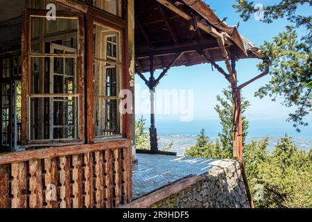 Profitis Elias Hill, Rhodos, Griechenland-20JUN2023-verlassene Villa de Vecchi auf der griechischen Insel Rhodos, Ferienhaus des italienischen Benito Mussolini. Stockfoto