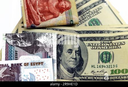 Amerikanische und ägyptische Geldscheine, ein Haufen alter Retro-100-Dollar-Scheine mit gefaltetem EGP Ägyptische Pfund LE, meins Stockfoto