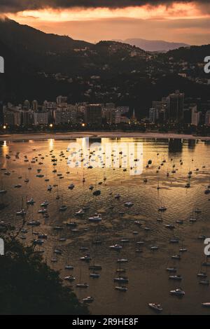 Goldener Sonnenuntergang über der Bucht von Guanabara - Rio de Janeiro Stockfoto