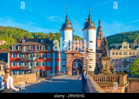 HEIDELBERG, BADEN-WÜRTTEMBERG, DEUTSCHLAND - CIRCA MAI 2023: Die Alte Bruecke von Heidelberg. Stockfoto
