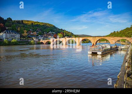 HEIDELBERG, BADEN-WÜRTTEMBERG, DEUTSCHLAND - CIRCA MAI 2023: Die Alte Bruecke von Heidelberg. Stockfoto