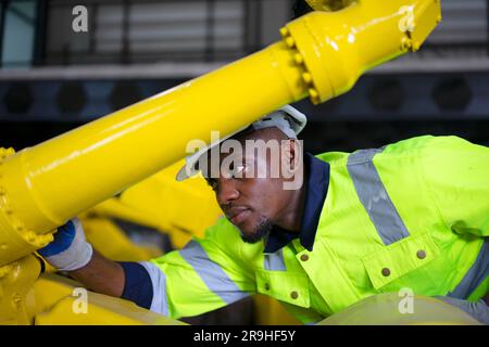 Ingenieur in der Roboterarmfabrik. Technologie- und Engineering-Konzept. Stockfoto