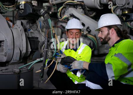 Ingenieur in der Roboterarmfabrik. Technologie- und Engineering-Konzept. Stockfoto