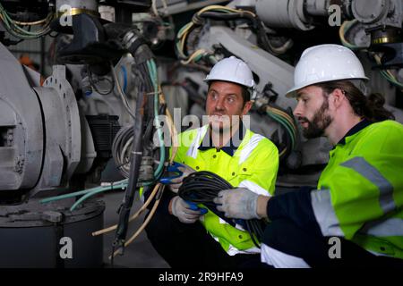 Ingenieur in der Roboterarmfabrik. Technologie- und Engineering-Konzept. Stockfoto