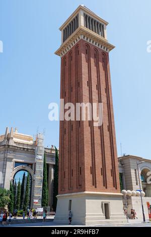 Die venezianischen Türme, zwei Türme auf der Avinguda de la Reina Maria Cristina an der Kreuzung mit dem Platz Espanya in Barcelona, Spanien. Stockfoto