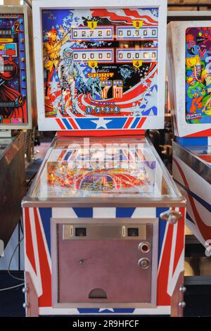 Mehrfarbige Pinball-Maschine im Vintage 70er Jahre. Stockfoto