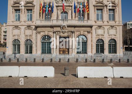 Guillaume Lassus-Dessus/Le Pictorium - Blocstop in Frankreich. , . Frankreich/Provence-Alpes-Cote d'Azur/Marseille - Betonblöcke und -Pfähle vor dem Rathaus und entlang des Quai du Port in Marseille. Kredit: LE PICTORIUM/Alamy Live News Stockfoto