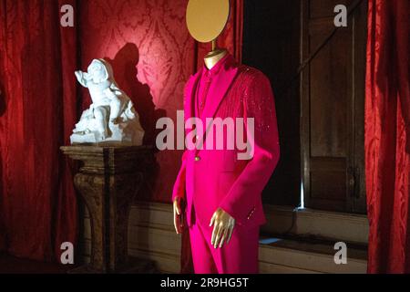 Pink Suit von Donatella Versace getragen von Colman Domingo zu Oscars 2021, Crown to Couture Exhibition 2023, Kensington Palace, London, Großbritannien Stockfoto
