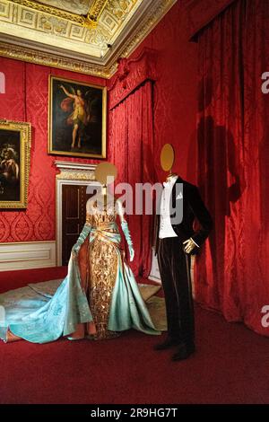 Kleid von Donatella Versace und Anzug von Ralph Lauren getragen von Blake Lively und Ryan Reynolds auf der Met Gala 2022, Crown to Couture Ausstellung 2023, Ken Stockfoto