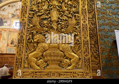 Goldene Dekoration an der Wand in St. John's Co-Cathedral in Valletta, Malta Stockfoto