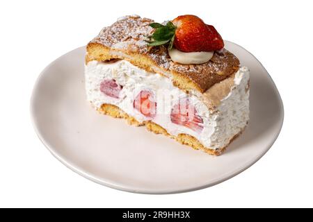 Erdbeerkuchen und Schlagsahne isoliert auf weißem Hintergrund. Schließen Stockfoto