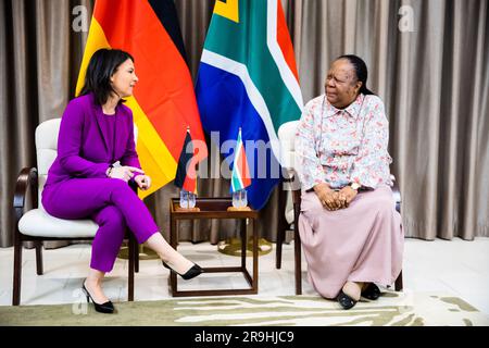 Pretoria, Südafrika. 27. Juni 2023. Außenministerin Annalena Baerbock (Bündnis 90/die Grünen, l) und Außenministerin Südafrikas Naledi Pandor treffen sich zu bilateralen Gesprächen im südafrikanischen Außenministerium. Kredit: Christoph Soeder/dpa/Alamy Live News Stockfoto