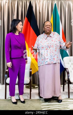 Pretoria, Südafrika. 27. Juni 2023. Außenministerin Annalena Baerbock (Bündnis 90/die Grünen, l) und Außenministerin Südafrikas Naledi Pandor treffen sich zu bilateralen Gesprächen im südafrikanischen Außenministerium. Kredit: Christoph Soeder/dpa/Alamy Live News Stockfoto