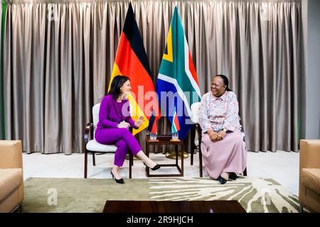 Pretoria, Südafrika. 27. Juni 2023. Außenministerin Annalena Baerbock (Bündnis 90/die Grünen, l) und Außenministerin Südafrikas Naledi Pandor treffen sich zu bilateralen Gesprächen im südafrikanischen Außenministerium. Kredit: Christoph Soeder/dpa/Alamy Live News Stockfoto