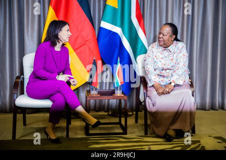 Pretoria, Südafrika. 27. Juni 2023. Außenministerin Annalena Baerbock (Bündnis 90/die Grünen, l) und Außenministerin Südafrikas Naledi Pandor treffen sich zu bilateralen Gesprächen im südafrikanischen Außenministerium. Kredit: Christoph Soeder/dpa/Alamy Live News Stockfoto