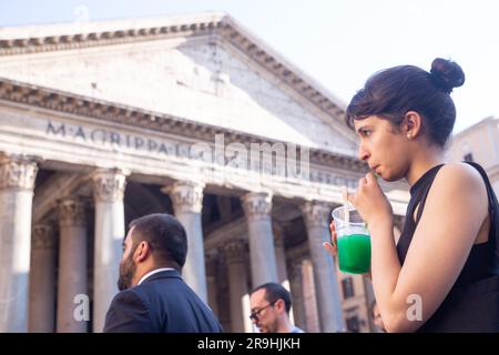 Rom, Italien. 26. Juni 2023. Ein Mädchen trinkt einen Drink vor dem Pantheon in Rom (Foto: Matteo Nardone/Pacific Press). Kredit: Pacific Press Production Corp./Alamy Live News Stockfoto