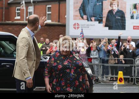 Der Prinz von Wales wird von Dame Fionnuala Mary Jay-O'Boyle begrüßt, bevor er die Mission East Belfast im Skainos Centre, Belfast, besucht, um im Rahmen seiner Reise durch Großbritannien ein Projekt zur Beendigung der Obdachlosigkeit einzuleiten. Foto: Dienstag, 27. Juni 2023. Stockfoto