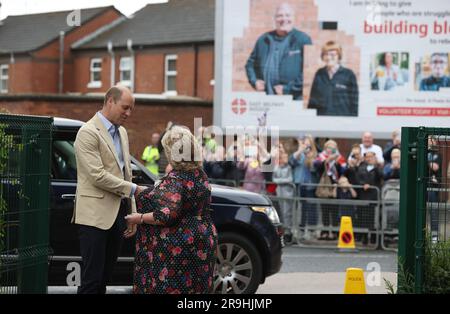 Der Prinz von Wales wird von Dame Fionnuala Mary Jay-O'Boyle begrüßt, bevor er die Mission East Belfast im Skainos Centre, Belfast, besucht, um im Rahmen seiner Reise durch Großbritannien ein Projekt zur Beendigung der Obdachlosigkeit einzuleiten. Foto: Dienstag, 27. Juni 2023. Stockfoto