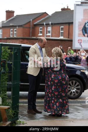 Der Prinz von Wales wird von Dame Fionnuala Mary Jay-O'Boyle begrüßt, bevor er die Mission East Belfast im Skainos Centre, Belfast, besucht, um im Rahmen seiner Reise durch Großbritannien ein Projekt zur Beendigung der Obdachlosigkeit einzuleiten. Foto: Dienstag, 27. Juni 2023. Stockfoto