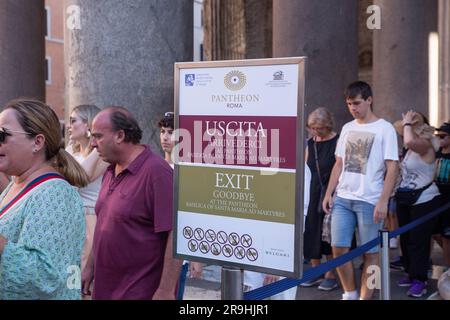 Rom, Italien. 26. Juni 2023. Touristen verlassen das Pantheon in Rom (Foto: Matteo Nardone/Pacific Press) Kredit: Pacific Press Media Production Corp./Alamy Live News Stockfoto