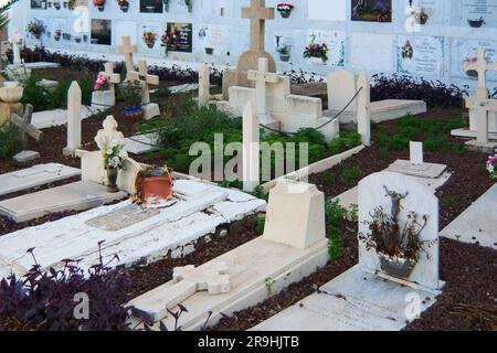 Teneriffa, Spanien - 27. Juni 2023: Mehrere Gräber auf dem Boden eines leeren, vernachlässigten Friedhofs. Stockfoto