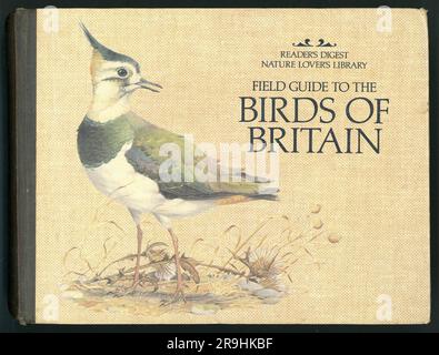 Original-Titelblatt aus den 1980er Jahren für den Reader's Digest Field Guide to the Birds of Britain, 1. Auflage, Titelseite mit Abbildung von Peter Barrett, veröffentlicht 1981 Stockfoto