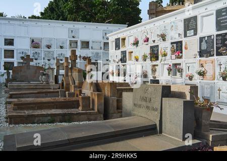 Teneriffa, Spanien - 27. Juni 2023: Christlicher Friedhof mit mehreren Gräbern auf dem Boden und ohne Menschen. Stockfoto