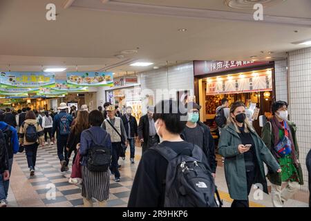 Tokio, Japan, Pendler, die durch die U-Bahn-Station zu den Bahnhöfen laufen, Japan, Asien, 2023 Stockfoto