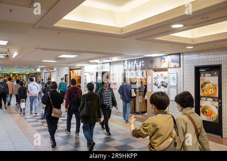 Tokio, Japan, Pendler, die durch die U-Bahn-Station zu den Bahnhöfen laufen, Japan, Asien, 2023 Stockfoto