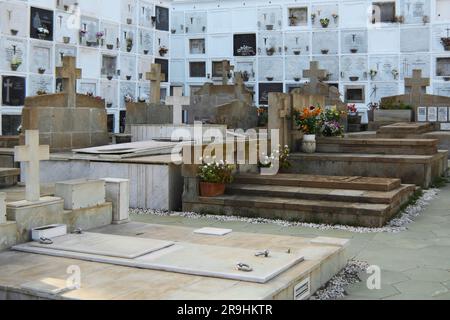 Teneriffa, Spanien - 27. Juni 2023: Christlicher Friedhof mit mehreren Gräbern auf dem Boden und ohne Menschen. Stockfoto