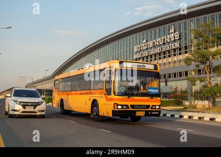 Bangkok, Thailand - 20. Januar 2023: Shuttlebus vor der Bang Sue Grand Station in Bangkok, Thailand. Stockfoto