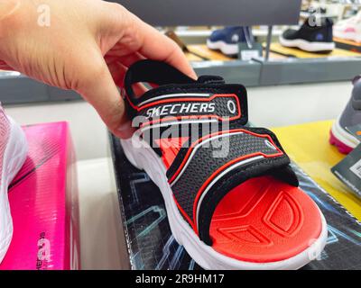 Tyumen, Russland – 14. Juni 2023: Nahaufnahme des Schuhs mit dem Logo von Mini Sneakers von Skechers. Selektiver Fokus Stockfoto