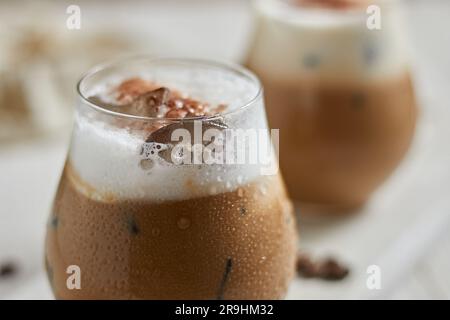 Iced Cappuccino und Milchschaum, selektiver Fokus Stockfoto