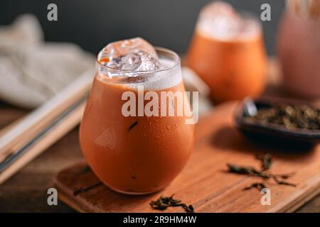 Eistee aus thailändischer Milch in Glas, selektiver Fokus Stockfoto