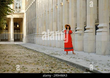 Eine glamouröse, reife Frau im Palais Royal, die ein russisches Bauernkleid trägt, eine modische asiatische Frau mittleren Alters in Paris Stockfoto