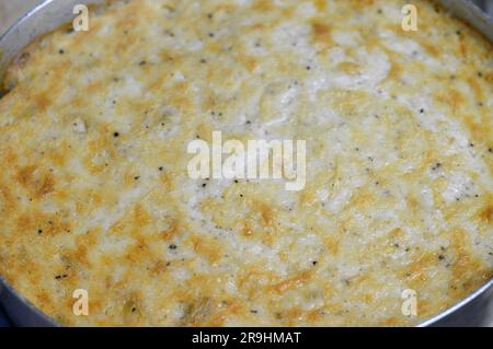 Tablett mit Pasta mit Bocamel-Sauce und Hackfleisch und Ghee, gekocht im Ofen, Bechamel Pasta Bake (Macarona Bechamel), ein beliebtes ägyptisches Restaurant Stockfoto