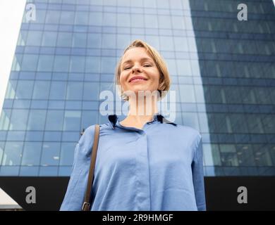 Porträt einer lächelnden Geschäftsfrau, die in die Kamera schaut. Unternehmerische, befähigte Frau Stockfoto