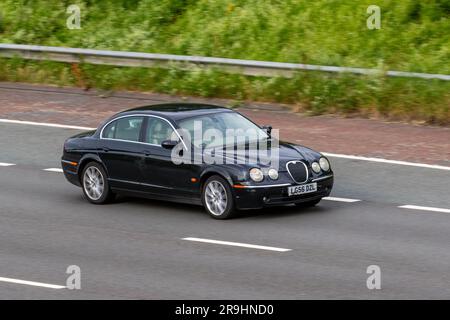 2006 Jaguar S-Type SE Diesel AutovDT V6 Auto Black Car Limousine 2720 cm3; Fahrt mit hoher Geschwindigkeit auf der Autobahn M6 im Großraum Manchester, Großbritannien Stockfoto