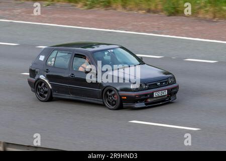 1993 90s Black Performance VW Volkswagen, Golf GL Car Hatchback Benzin 1781 cm3; Fahrt mit hoher Geschwindigkeit auf der Autobahn M6 im Großraum Manchester, Großbritannien Stockfoto