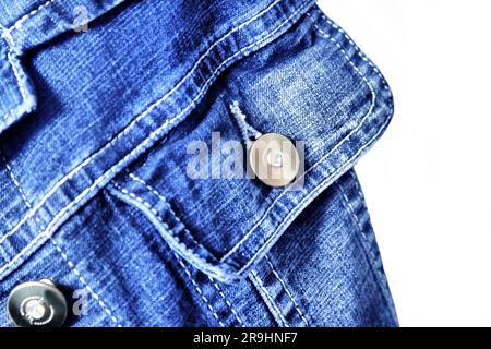 Nahaufnahme eines Fragments aus Jeans-Jacke auf weißem Hintergrund Stockfoto