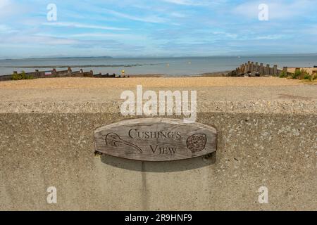 Peter Cushing, Schauspieler, Cushing's View, Whitstable, Kent, England, Plakette, um Peter Cushing' Lieblingsaussicht zu markieren, als er in Whitstable lebte Stockfoto