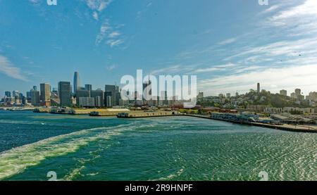 SAN FRANCISCO, KALIFORNIEN - 25. April 2023: San Francisco ist die 13. Bevölkerungsreichste Stadt der USA und bekannt für ihre kühlen Sommer, Nebel und sanften Hügel Stockfoto