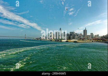 SAN FRANCISCO, KALIFORNIEN - 25. April 2023: San Francisco ist die 13. Bevölkerungsreichste Stadt der USA und bekannt für ihre kühlen Sommer, Nebel und sanften Hügel Stockfoto