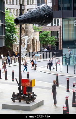 London, Großbritannien. 27. Juni 2023 „Untitled: Megaphone“, 2014, von Phyllida Barlow wird bei der Veröffentlichung der 12. Ausgabe von „Skulptur in der Stadt“ enthüllt, einer jährlich kostenlos stattfindenden Ausstellung zeitgenössischer öffentlicher Kunstwerke im Freien auf der Square Mile. 18 Kunstwerke neben bekannten Wahrzeichen wie dem Herkin und dem Cheesegrater sowie neue historische Stätten mit der Gegend können in den nächsten 12 Monaten besichtigt werden. Kredit: Stephen Chung / Alamy Live News Stockfoto