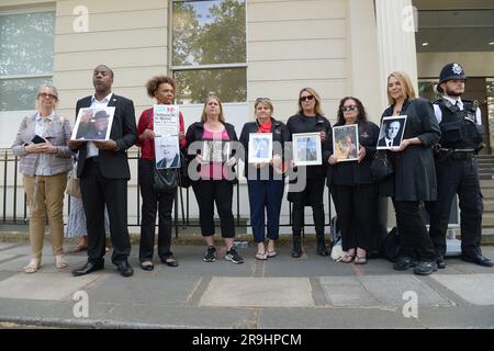 London, Großbritannien. 27. Juni 2023. Mitglieder der trauernden Familien für die Justiz außerhalb der Untersuchung. Bei der britischen Covid-19-Untersuchung handelt es sich um eine unabhängige öffentliche Untersuchung der Reaktion des Vereinigten Königreichs auf die COVID-19-Pandemie und der Auswirkungen dieser Pandemie sowie um Lehren für die Zukunft zu ziehen, die im Dorland House in West-London durchgeführt werden. Kredit: MARTIN DALTON/Alamy Live News Stockfoto