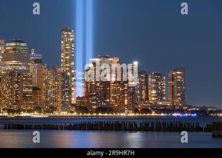 New York City Tribute in Light. Nahaufnahme der beiden vertikalen Lichtsäulen zwischen den Wolkenkratzern des Financial District in Lower Manhattan Stockfoto