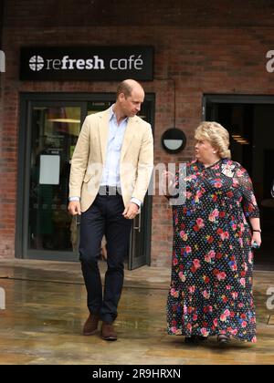 Der Prinz von Wales mit Dame Fionnuala Mary Jay-O'Boyle nach seinem Besuch bei der Mission East Belfast im Skainos Centre, Belfast, im Rahmen seiner Reise durch das Vereinigte Königreich, um ein Projekt zur Beendigung der Obdachlosigkeit einzuleiten. Foto: Dienstag, 27. Juni 2023. Stockfoto