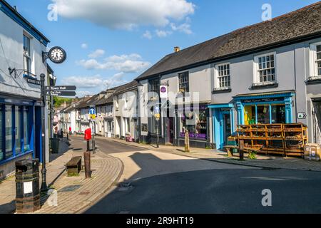 Geschäfte im Stadtzentrum von Buckfastleigh, South Devon, England, Großbritannien Stockfoto