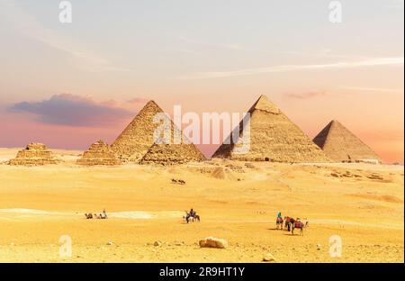 Pyramiden von Ägypten bei Sonnenuntergang mit Touristen in der Nähe, Wüste Gizeh, Kairo Stockfoto